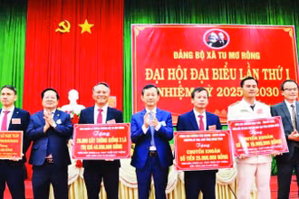Đại diện lãnh đạo xã Tu Mơ Rông nhận cây giống ủng hộ từ các tổ chức, cá nhân.
