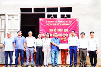 Đại diện lãnh đạo địa phương trao nhà, tặng các hộ gia đình nghèo, gặp khó khăn trong cuộc sống.