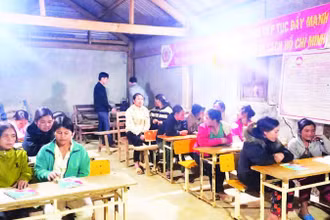 Đồng bào dân tộc thiểu số tỉnh Quảng Ngãi tham gia lớp xóa mù chữ.