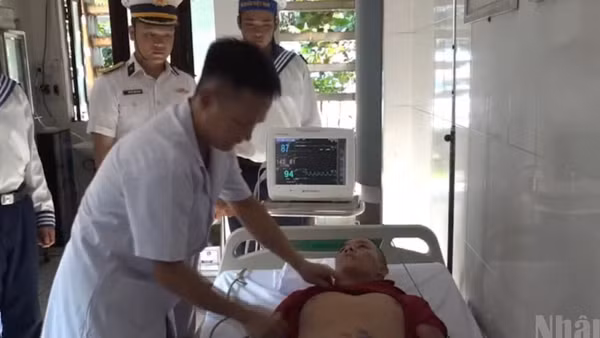 [Video] Cấp cứu ngư dân bị bệnh ở đặc khu Trường Sa 