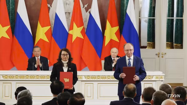 Tổng Bí thư, Chủ tịch nước Tô Lâm và Tổng thống Nga Vladimir Putin chứng kiến Lễ trao văn kiện hợp tác giữa hai nước. (Ảnh: TTXVN)