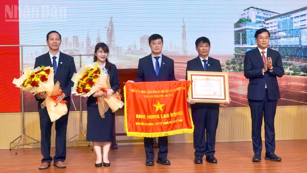 Bệnh viện Nhi đồng 1 vinh dự đón nhận danh hiệu Anh hùng Lao động lần thứ hai. (Ảnh: KHANG ANH)