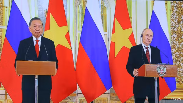 Tổng Bí thư, Chủ tịch nước Tô Lâm và Tổng thống Liên bang Nga Vladimir Putin dự và phát biểu trực tuyến tại điểm cầu nước Nga. (Ảnh: TTXVN)