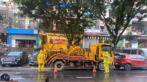 Xí nghiệp Thi công cơ giới tổ chức ứng trực trên đường Phùng Hưng. (Ảnh: Đơn vị cung cấp)
