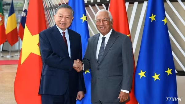 Chủ tịch Hội đồng châu Âu Antonio Costa đón Tổng Bí thư, Chủ tịch nước Tô Lâm. (Ảnh: TTXVN)