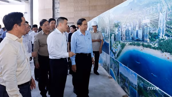 Chủ tịch Quốc hội Trần Thanh Mẫn cùng Đoàn công tác đến kiểm tra Dự án Trung tâm Hội nghị APEC. (Ảnh: TTXVN)