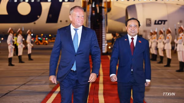 Bộ trưởng Khoa học và Công nghệ Vũ Hải Quân đón Thủ tướng Cộng hòa Ba Lan Donald Tusk tại Sân bay quốc tế Nội Bài (Hà Nội). (Ảnh: TTXVN)