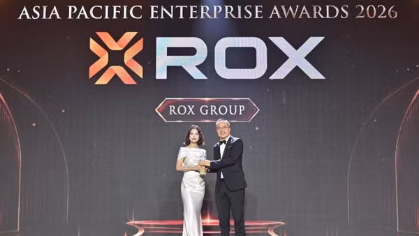 Bà Nguyễn Hải Hà, Giám đốc Truyền thông và Marketing ROX Group, đại diện Tập đoàn nhận vinh danh từ Ban tổ chức APEA 2026. (Ảnh: ROX Group)