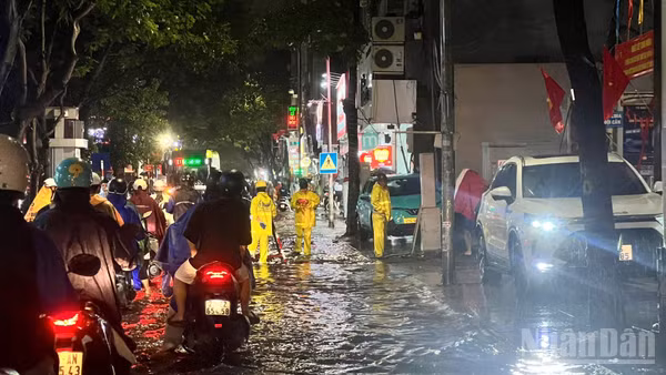 Lực lượng chức năng ứng trực trên phố Giang Văn Minh. (Ảnh: NHÃ NGUYÊN)