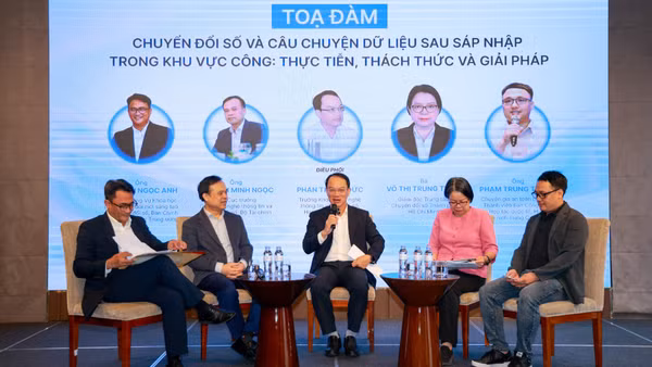 Các diễn giả tham dự hội thảo “Chuyển đổi số trong khu vực công: Kiến tạo hạ tầng bền vững và bảo đảm an ninh dữ liệu hướng đến mục tiêu tăng trưởng quốc gia”. (Ảnh: Ban tổ chức)