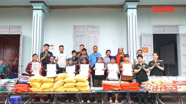 [Video] Thắm đỏ sắc cờ Tổ quốc và hình ảnh Bác Hồ nơi biên cương 