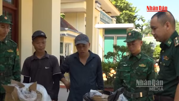 [Video] Bắt giữ hai đối tượng vận chuyển hàng lậu trái phép qua biên giới bằng đường sông