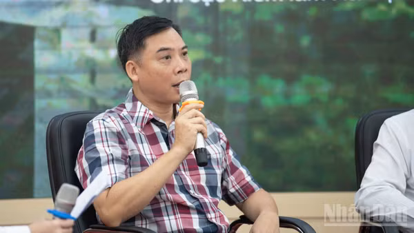 Ông Bùi Huy Khôi, Phó Chi cục trưởng Chi cục Kiểm lâm Hà Nội thông tin về công tác quản lý hoạt động nuôi nhốt gấu trên địa bàn Hà Nội tại buổi tọa đàm của Báo Nhân Dân. 