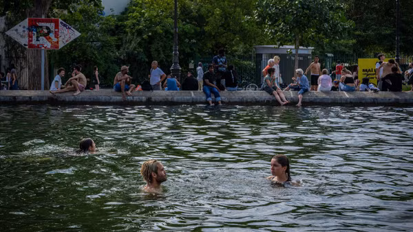 Người dân bơi trên kênh Saint-Martin để giải nhiệt trong đợt nắng nóng tại thủ đô Paris (Pháp). (Ảnh: THX/TTXVN phát)