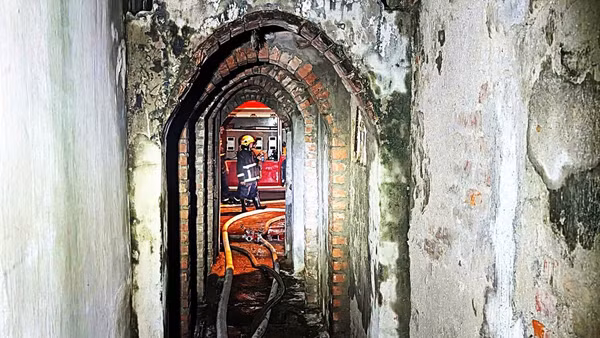 Nhà trong ngõ sâu, nhỏ, hẹp gây nhiều khó khăn cho công tác phòng cháy, chữa cháy và cứu nạn, cứu hộ. (Ảnh: Công an Hà Nội)