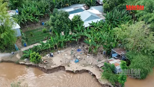 [Video] An Giang di dời 6 hộ dân trong vùng sạt lở đến nơi an toàn 