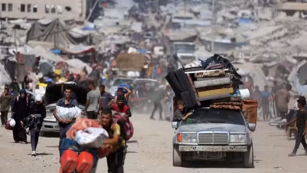 Người dân Palestine đi sơ tán tránh xung đột tại Gaza. (Ảnh: THX/TTXVN)