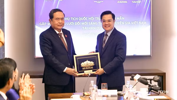 Chủ tịch Quốc hội Trần Thanh Mẫn tặng quà lưu niệm cho Mạng lưới Đổi mới sáng tạo và chuyên gia Việt Nam tại Hàn Quốc. (Ảnh: TTXVN)