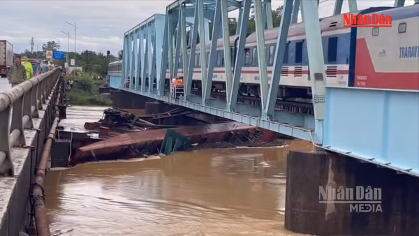 [Video] Quảng Trị thống nhất phương án xử lý các xà lan mắc kẹt tại cầu đường sắt 