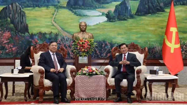 Phó Thủ tướng Thường trực Phạm Gia Túc (bìa phải) chào Tổng Bí thư, Chủ tịch nước Lào Thongloun Sisoulith. (Ảnh: DUY TOÀN)