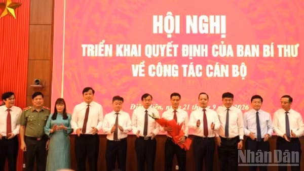 Các đồng chí lãnh đạo Tỉnh ủy, Hội đồng nhân dân, Ủy ban nhân dân, Ủy ban Mặt trận Tổ quốc Việt Nam tỉnh tặng hoa chúc mừng đồng chí Nguyễn Văn Thắng, tân Phó Bí thư Tỉnh ủy Điện Biên. (Ảnh: LÊ LAN)
