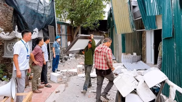 Lực lượng chức năng phường Thanh Liệt xử lý công trình vi phạm đất đai, trật tự xây dựng. (Ảnh: Ngọc Hà)