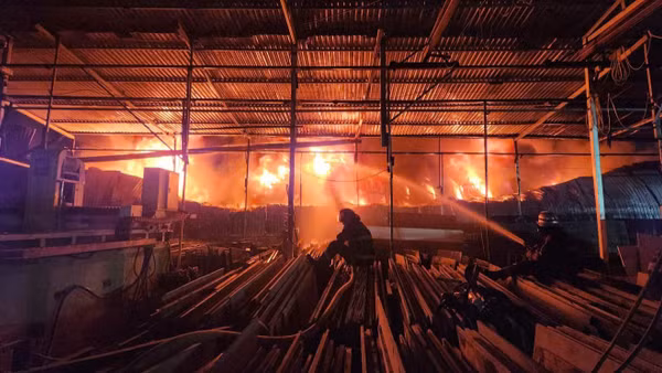 Đối diện với "giặc lửa" người lính phòng cháy, chữa cháy và cứu nạn, cứu hộ vẫn luôn bất khuất kiên cường. (Ảnh: Công an Hà Nội)