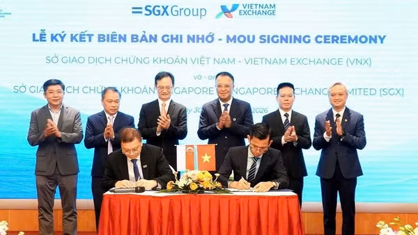 Lễ ký Biên bản ghi nhớ giữa VNX và SGX về phát triển sản phẩm chứng chỉ lưu ký (DR). (Ảnh: VŨ TRÀ)