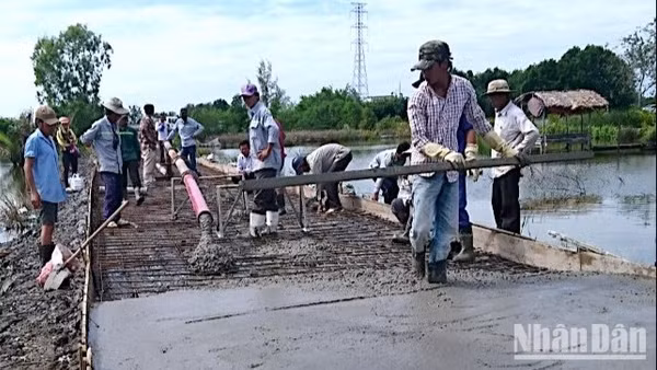 Tranh thủ thời tiết thuận lợi, nhiều nhà thầu thi công công trình giao thông tại Cà Mau đẩy nhanh nhằm bù đắp tiến độ trong điều kiện khó khăn.