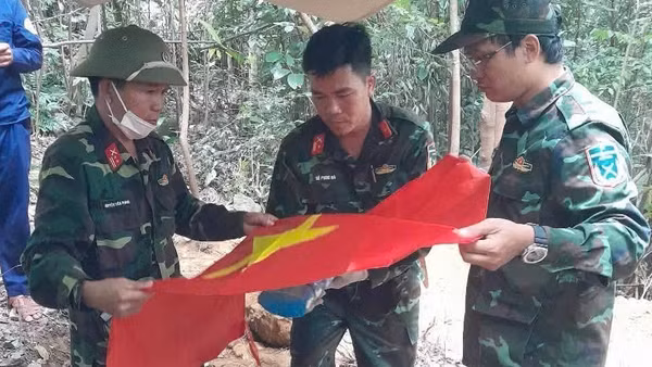 Cán bộ, chiến sĩ Đội K51 bao bọc hài cốt liệt sĩ để đưa về nơi bảo quản, thờ cúng. (Ảnh: Quốc Khánh)