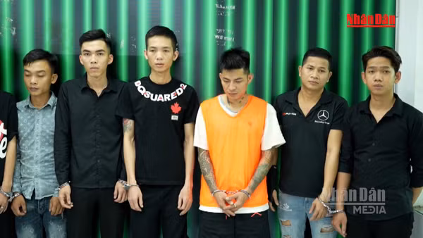 [Video] Giữ người khẩn cấp 7 người sau vụ ô tô tông nhóm người