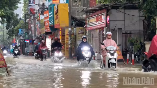 Tính đến 15 giờ ngày 17/9, trên địa bàn thành phố còn 19 điểm úng ngập. (Ảnh: LÊ CHÍ)