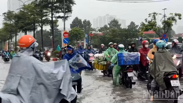 Sáng 17/9, Hà Nội ghi nhận hàng chục điểm úng ngập sau trận mưa lớn nhất trong 3 ngày qua, giao thông gặp nhiều khó khăn.