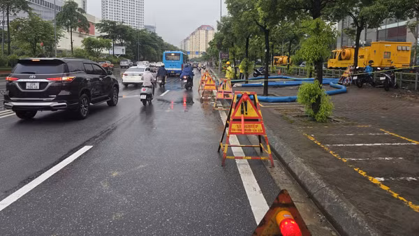 Xí nghiệp Thi công cơ giới tổ chức ứng trực trên đường Võ Chí Công. (Ảnh: Đơn vị cung cấp)