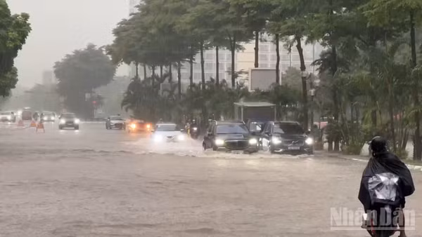 Đến trưa 17/9, thành phố Hà Nội còn 25 điểm úng ngập. (Ảnh: LÊ CHÍ)