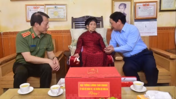 Đại tướng Lương Tam Quang và Bí thư Tỉnh ủy Tuyên Quang Hầu A Lềnh đến thăm Bà Mẹ Việt Nam Anh Hùng Nguyễn Thị Nhớn, phường An Tường, tỉnh Tuyên Quang.