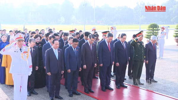 [Video] Các đại biểu Quốc hội tưởng nhớ Chủ tịch Hồ Chí Minh