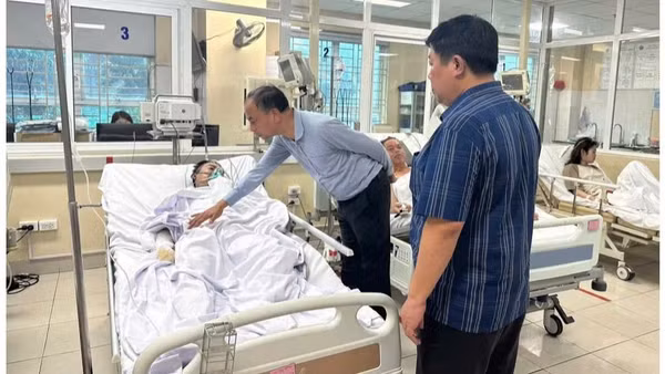 Đại diện chính quyền phường Tây Hồ đến thăm hỏi các nạn nhân vụ cháy đang được điều trị tại bệnh viện. (Ảnh: Công an Hà Nội)