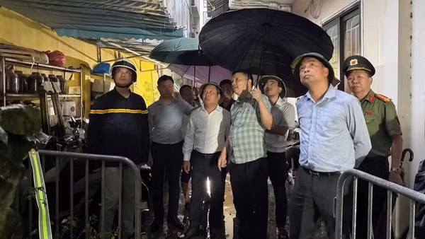 Đồng chí Vũ Đại Thắng, Chủ tịch UBND thành phố Hà Nội, chỉ đạo tại hiện trường vụ cháy. (Ảnh: Công an Hà Nội)