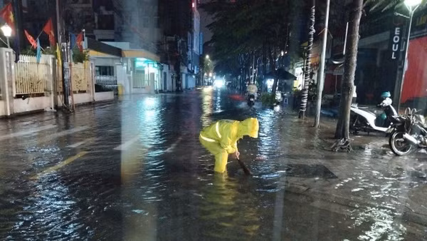 Điểm ngập trên phố Triều Khúc được lực lượng chức năng thường xuyên ứng trực. (Ảnh: Xí nghiệp thoát nước số 7)