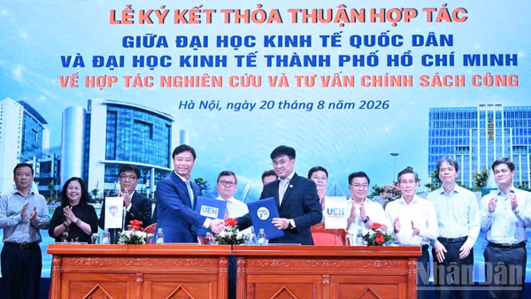 Phó Giáo sư, Tiến sĩ Bùi Đức Thọ, Bí thư Đảng ủy, Giám đốc Đại học Kinh tế Quốc dân và Phó Giáo sư, Tiến sĩ Bùi Quang Hùng, Bí thư Đảng ủy, Giám đốc Đại học Kinh tế Thành phố Hồ Chí Minh ký kết Thỏa thuận về hợp tác nghiên cứu và tư vấn chính sách công giữa hai đại học.