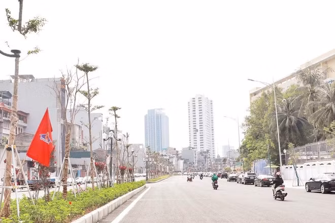 Một phần của Dự án đường Vành đai 1, đoạn Hoàng Cầu-Voi Phục đã được thi công hoàn chỉnh để phục vụ nhu cầu đi lại của người dân (Ảnh THÁI HỒNG)