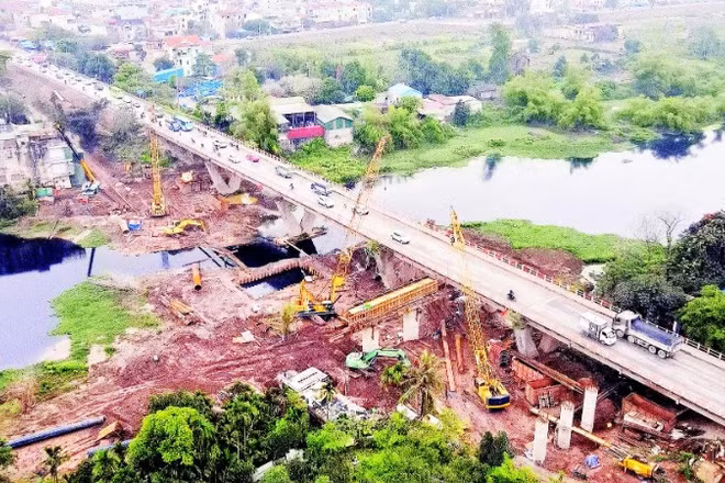 Cầu Mai Lĩnh thuộc dự án nâng cấp, mở rộng Quốc lộ 6 đang được khẩn trương thi công. (Ảnh PHẠM CÔNG)