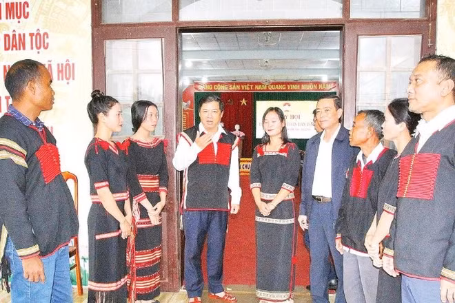 Lãnh đạo tỉnh Đắk Lắk lắng nghe tâm tư nguyện vọng của đồng bào dân tộc thiểu số xã Cư Pui.