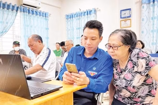 Đoàn viên phường Tây Hồ hướng dẫn người dân các thao tác thực hiện thủ tục hành chính trên điện thoại di động.