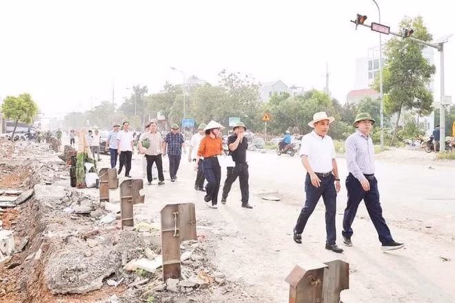 Thường trực Đảng ủy xã Phú Nghĩa thường xuyên đi kiểm tra, đánh giá tiến độ giải phóng mặt bằng Quốc lộ 6 qua địa bàn xã.