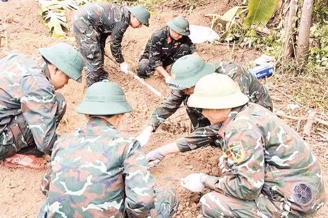 Đội 584 phát hiện, quy tập hài cốt liệt sĩ tại khu phố Tri Bưu, phường Quảng Trị (Ảnh XUÂN DIỆN)
