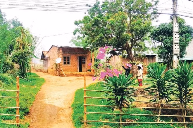 Người dân Tây Nguyên chỉnh trang nhà cửa, tạo cảnh quan khu dân cư nông thôn mới.