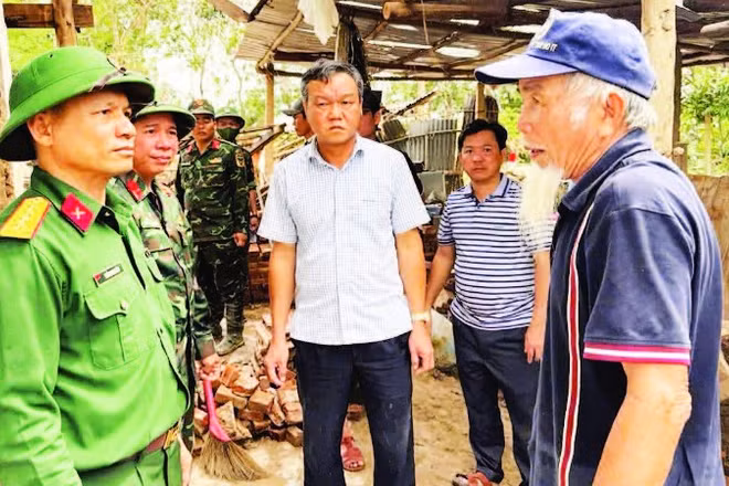 Đại tá Trần Quang Tâm (ngoài cùng, bên trái) cùng các lãnh đạo tỉnh thăm hỏi, động viên người dân vùng lũ lụt phía đông tỉnh Đắk Lắk vào cuối năm 2025.