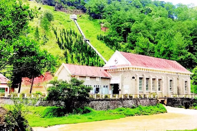 Ankroet là công trình thủy điện đầu tiên tại Việt Nam, nhà máy mang dáng dấp của biệt thự Pháp cổ.